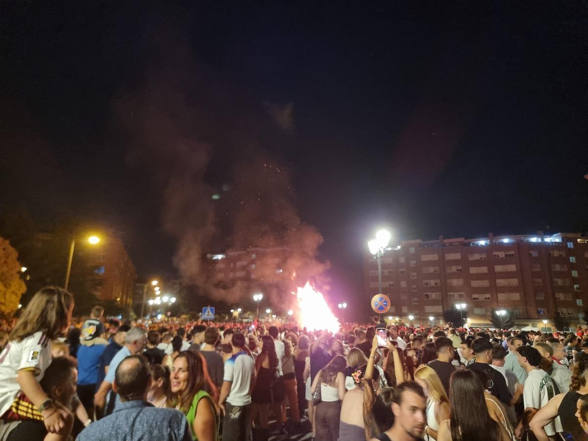 Público alrededor de la hoguera de San Juan de La Corredoria.