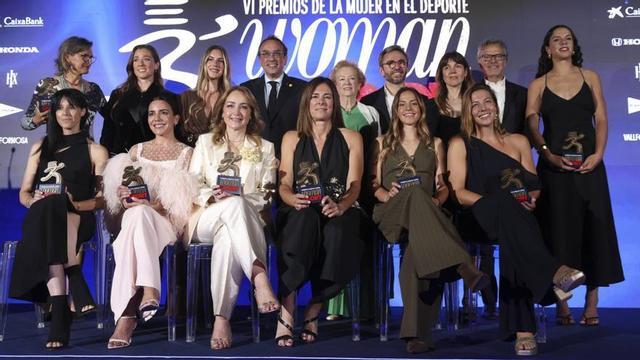 Las premiadas en la gala, con los responsables de Sport y Prensa Ibérica. | SPORT