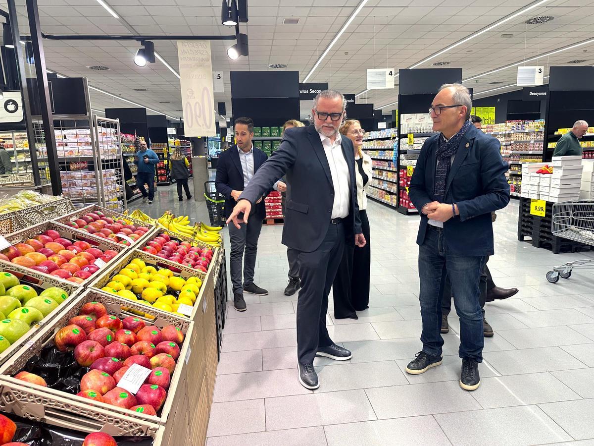 El consejero delegado de Hiperber y el alcalde de Benalguasil en la apertura de la tienda.