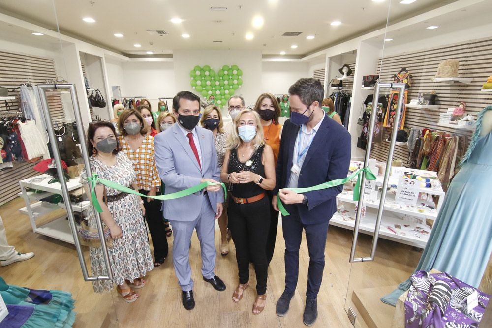 La tienda solidaria de la Asociación Española Contra el Cáncer en Córdoba