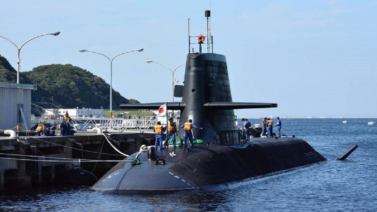 Un submarino no nuclear japonés colisiona con un barco mercante