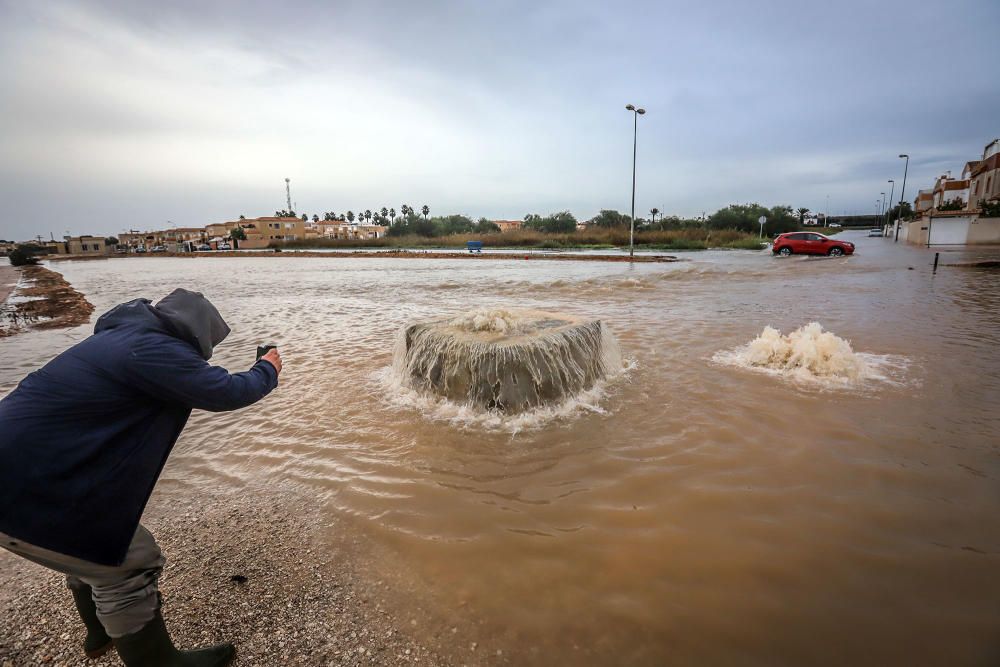 Inundaciones en Torrevieja. Avenidas y casas anegadas. Cien litros por metro cuadrado. Más de 30 intervenciones de Bomberos