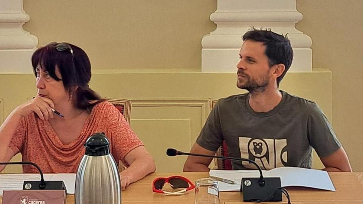 Los ediles de Podemos en el salón de plenos cacereño.