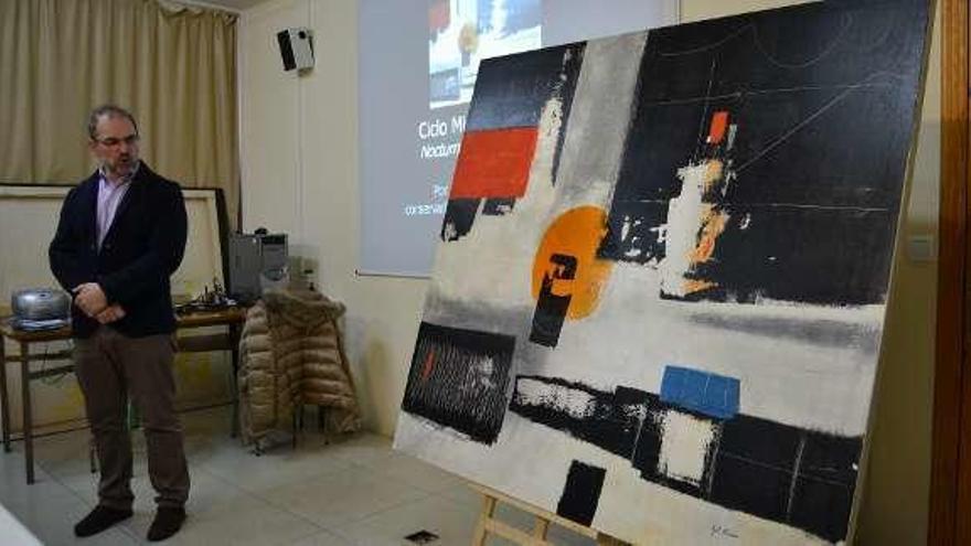 Gabino Busto, junto a la obra "Nocturno IV", de Gil Morán.