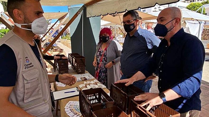 Visita ayer al puesto informativo en Sant Josep.