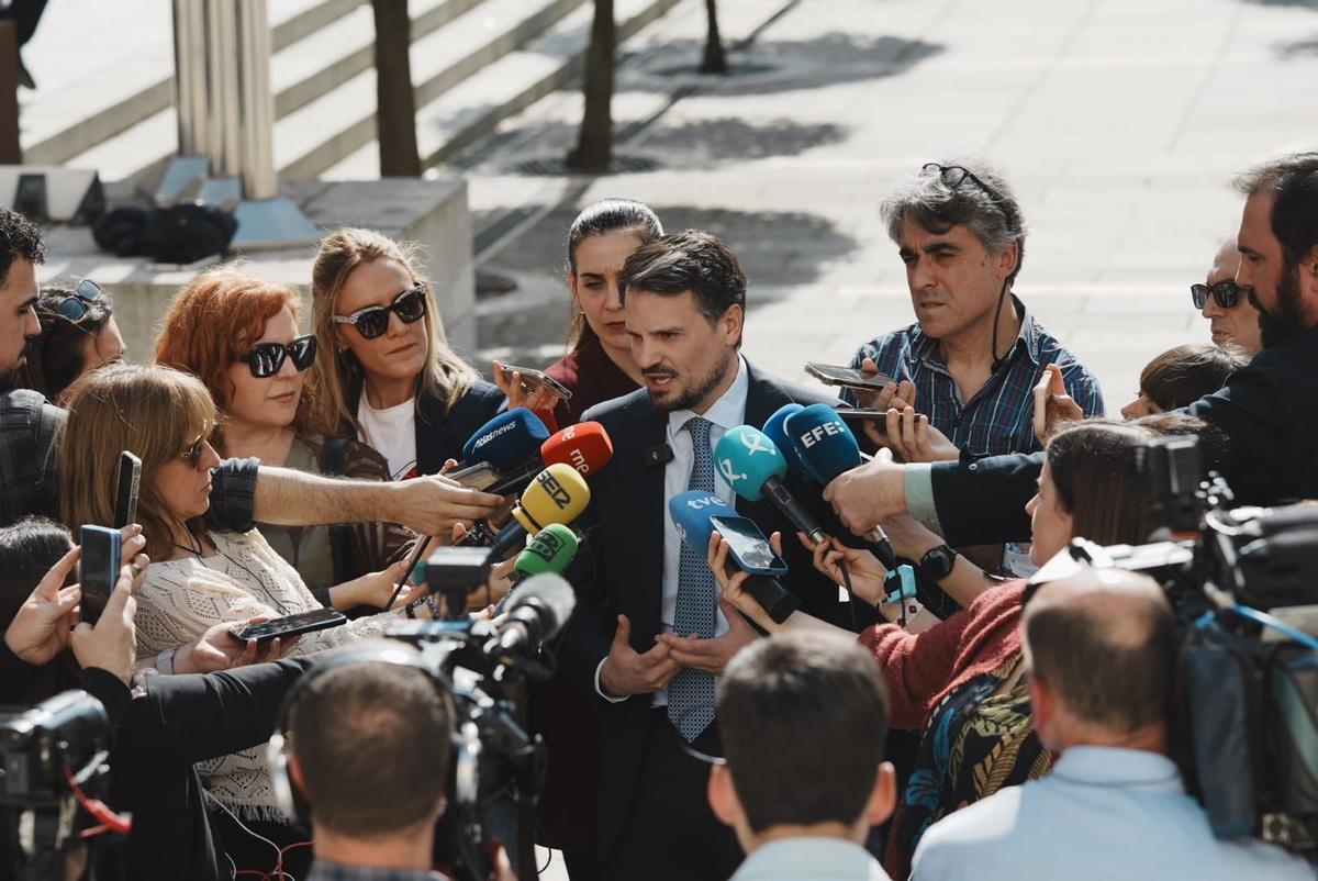 El secretario general del PP de Extremadura, Abel Bautista, atiende a los medios tras la reunión con Vox