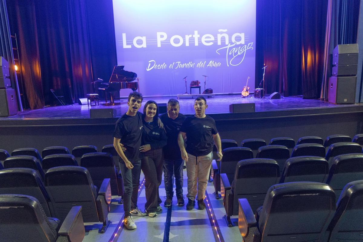 Tres acomodadores, con la trabajadora que les da apoyo, antes de una actuación en la Casa de Cultura