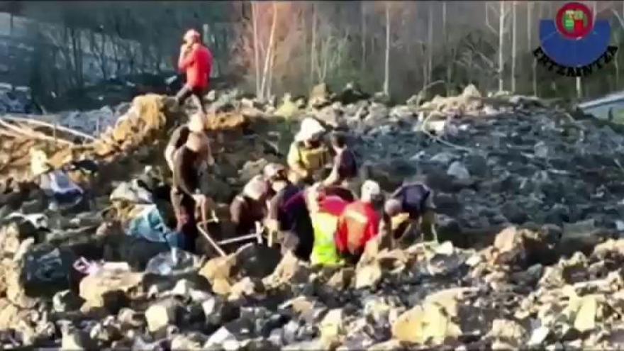 Un mes después del derrumbe del vertedero de Zaldíbar, los cuerpos de los trabajadores continúan desaparecidos