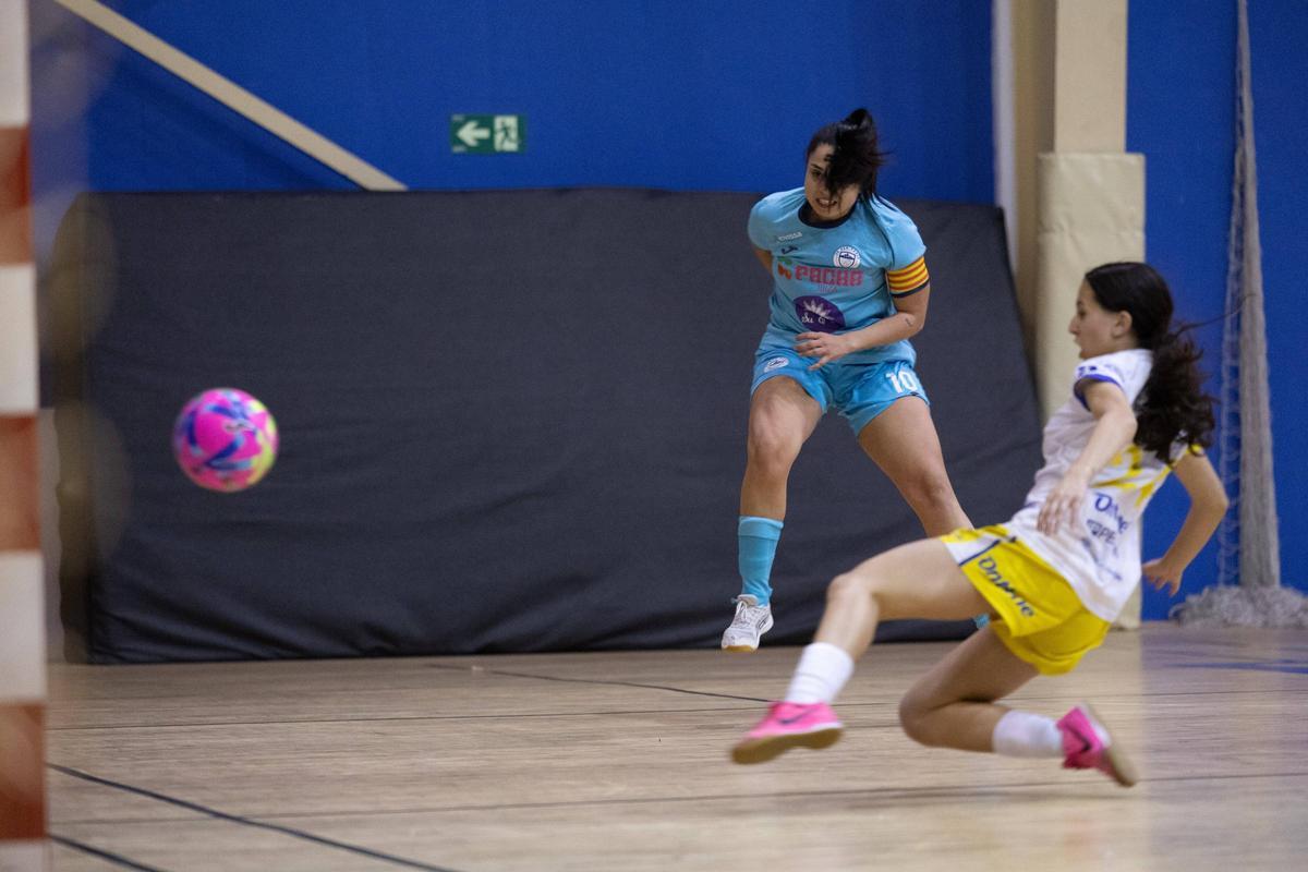 Faty Villar remata a portería durante el partido ante el Ourense Ontime
