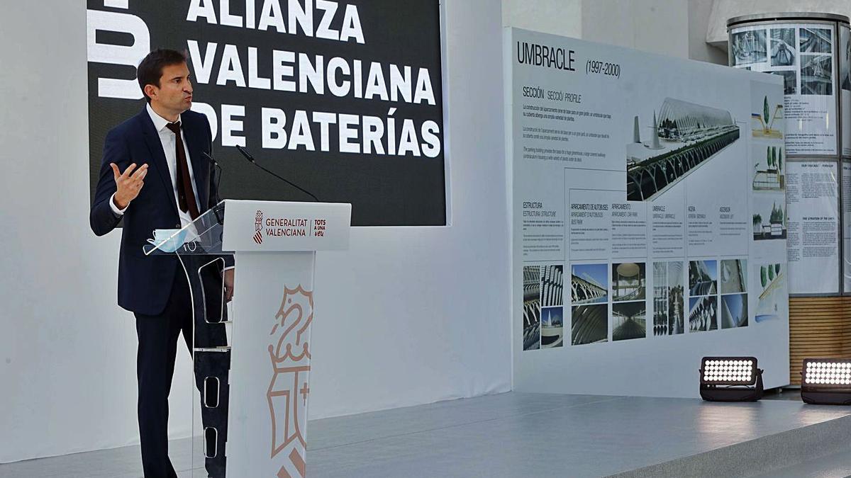 David Salvo, CEO de Power Electronics, explica las líneas maestras de la gigafactoría. | M. A. MONTESINOS