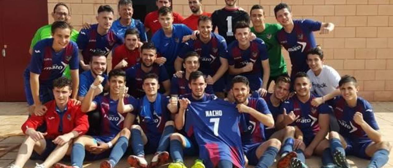 Los jugadores del conjunto juvenil de la UD Alzira celebraron el ascenso en Elx.