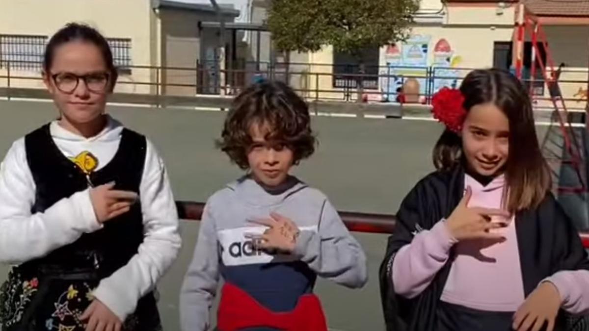 Alumnos de San Roque interpretando la canción en lenguaje de signos