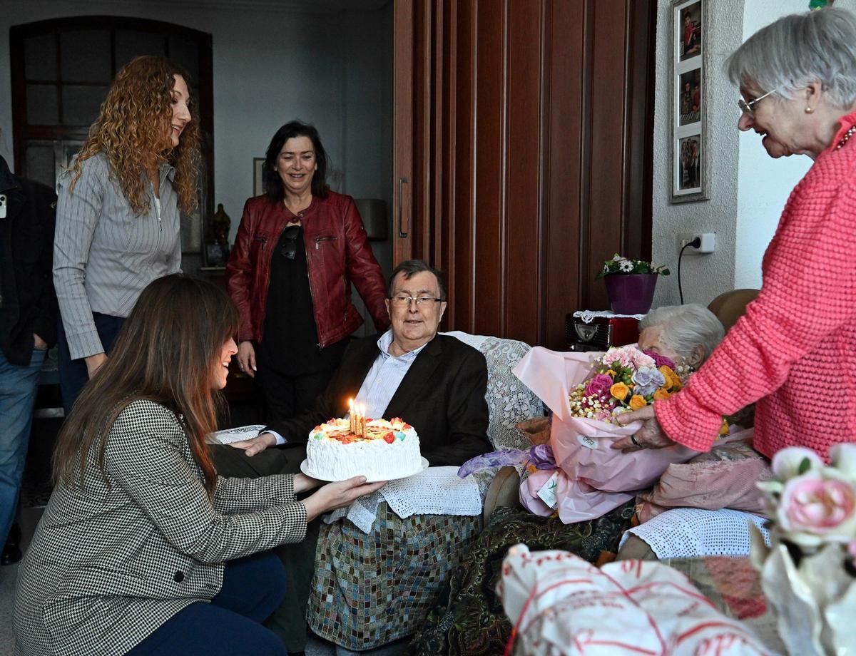 El alcalde de Murcia, José Ballesta, visita a Concepción Lax, vecina de Espinardo y una de las mujeres más longevas de la Región de Murcia, con motivo de su 111 cumpleaños