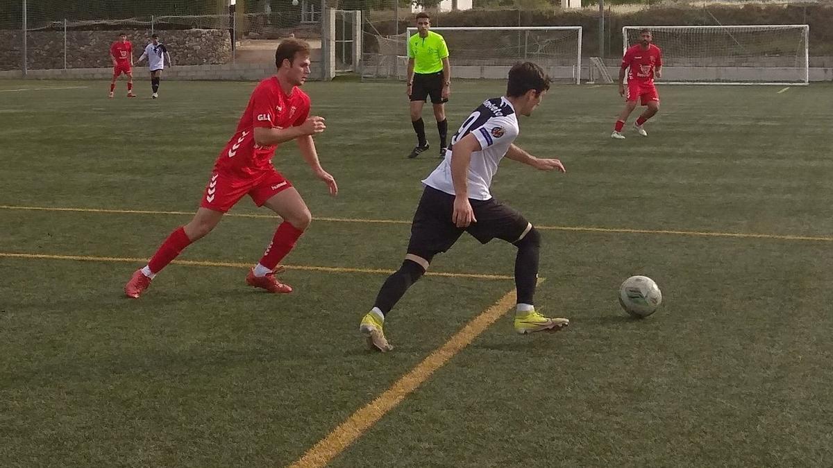 El Olímpic y el Deportivo Ontinyent en el partido en la Puríssima.