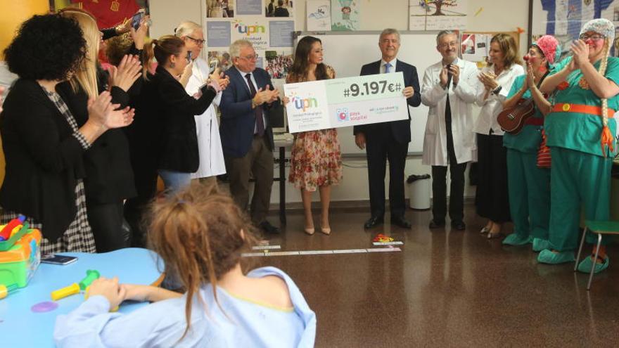 Entrega del cheque en el Hospital General de Alicante