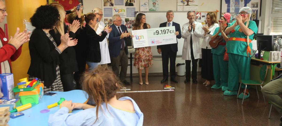 Entrega del cheque en el Hospital General de Alicante