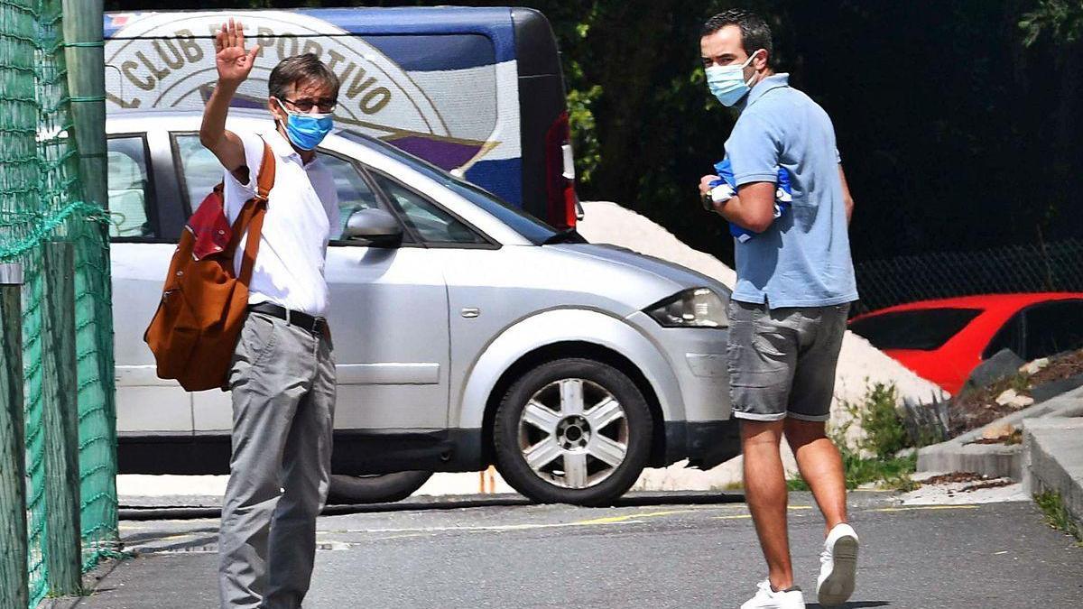 Fernando Vázquez, junto al analista David Sánchez, el pasado 21 de julio, la última vez que la plantilla visitó Abegondo.