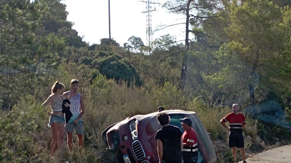 Galería de imágenes del coche volcado tras accidentarse en la carretera de Cala Tarida