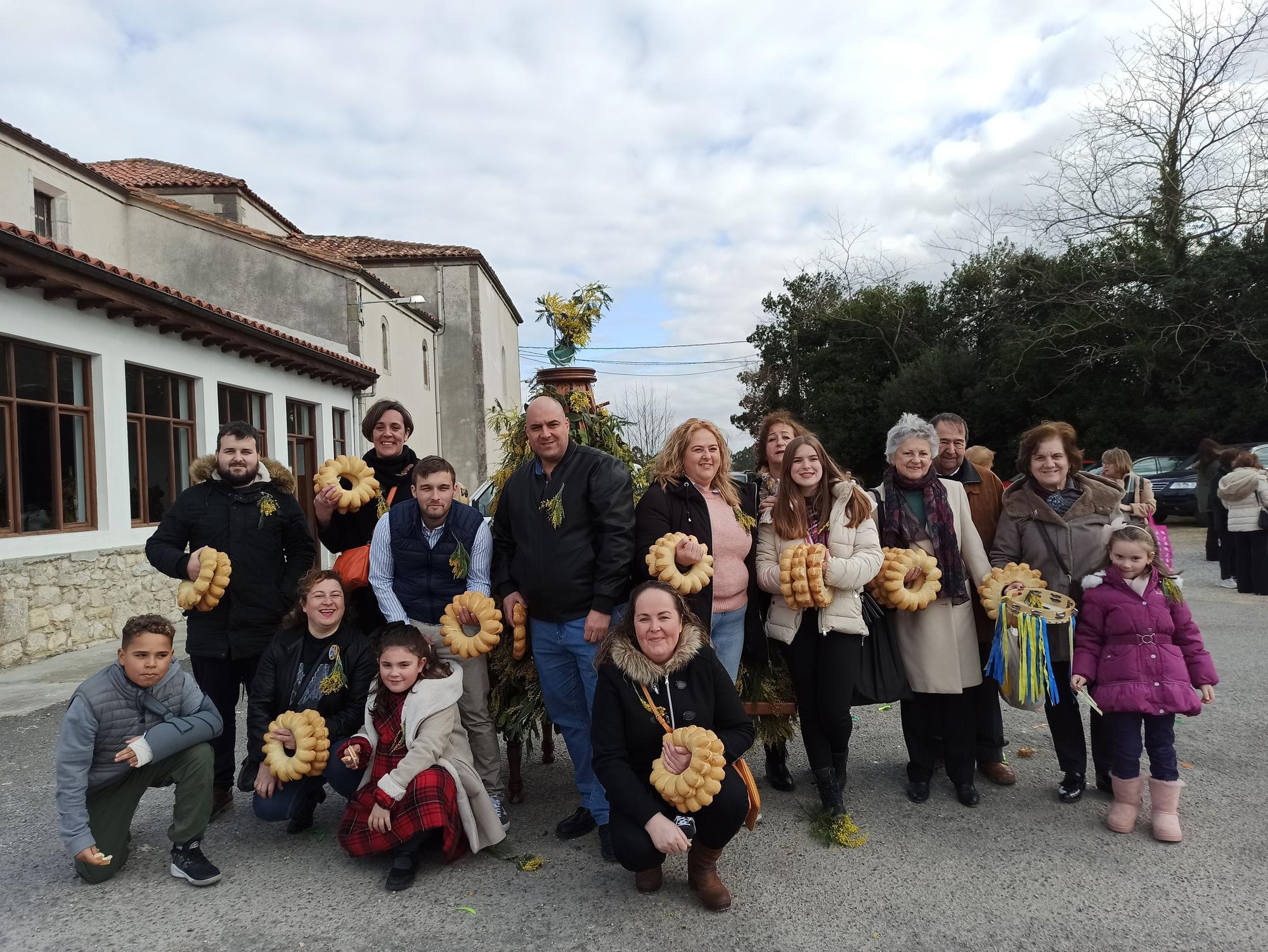 En Posada de Llanes, los panes del ramu vuelan por La Candelaria: "Hay que andar rápido"