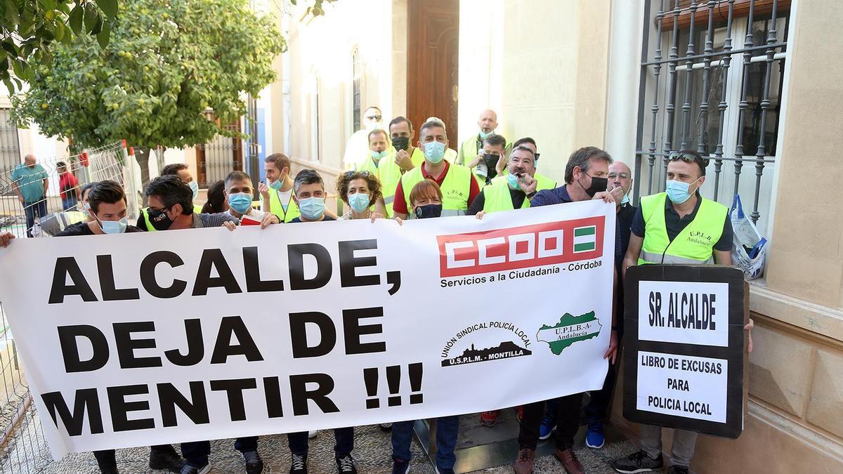 Concentración de agentes de la Policía Local a las puertas del Ayuntamiento de Montilla.