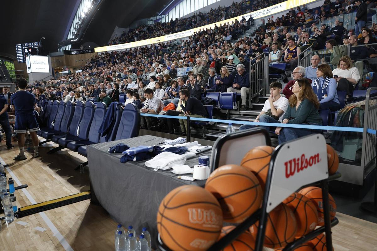 EN IMÁGENES: casi 5.000 personas asisten en el Palacio de los Deportes al fin de la racha de siete victorias del Alimerka Oveido en un partido
