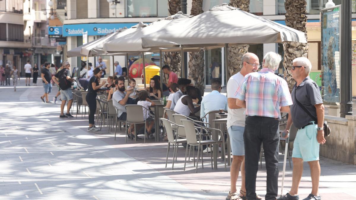 Una terraza llena en el centro de Elche.