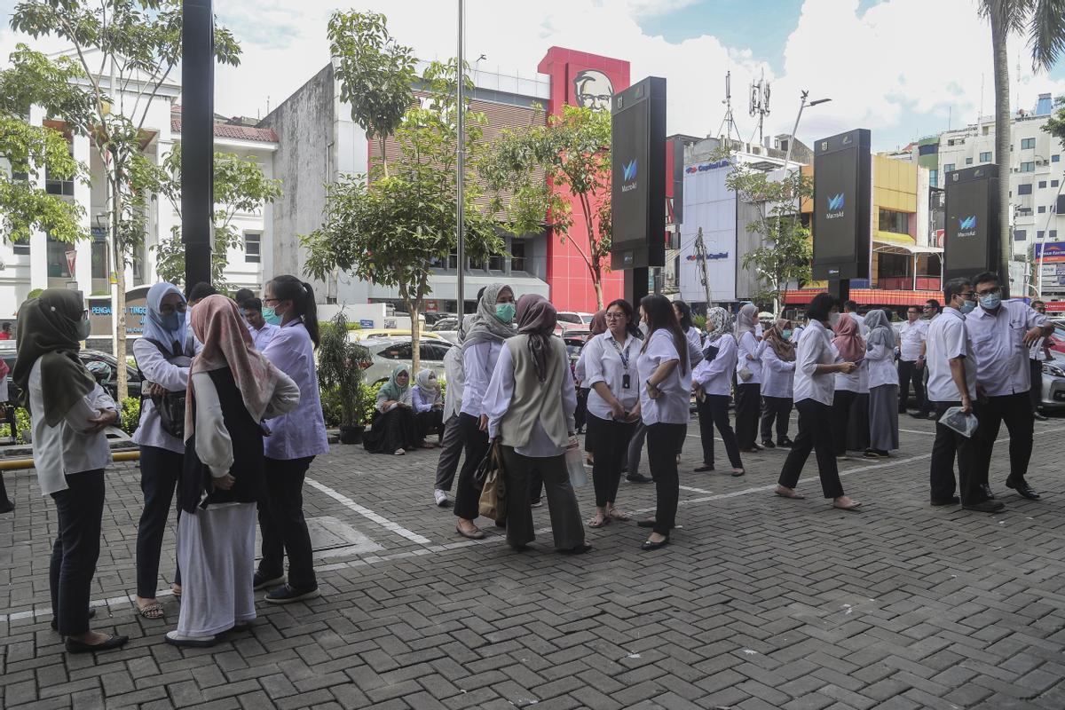 Jakarta (Indonesia), 21/11/2022.- People stay outside amid fears of aftershocks following an earthquake at a business area in Jakarta, Indonesia, 21 November 2022. According to Indonesia’s meteorology agency (BMGK) a 5.6 magnitude quake hit southwest of Cianjur, West Java. (Terremoto/sismo) EFE/EPA/BAGUS INDAHONO