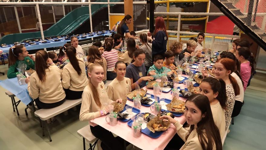 Tradicional merienda de la reina infantil de la Magdalena con damas, madrinas y presidentes