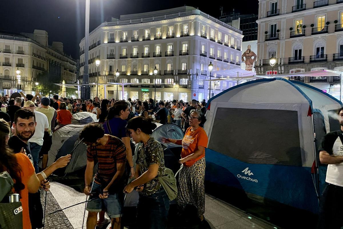Acampada en la Puerta del Sol para reclamar la aprobación del 'decreto Maricarmen'. Acampada en la Puerta del Sol para reclamar la aprobación del 'decreto Maricarmen'.