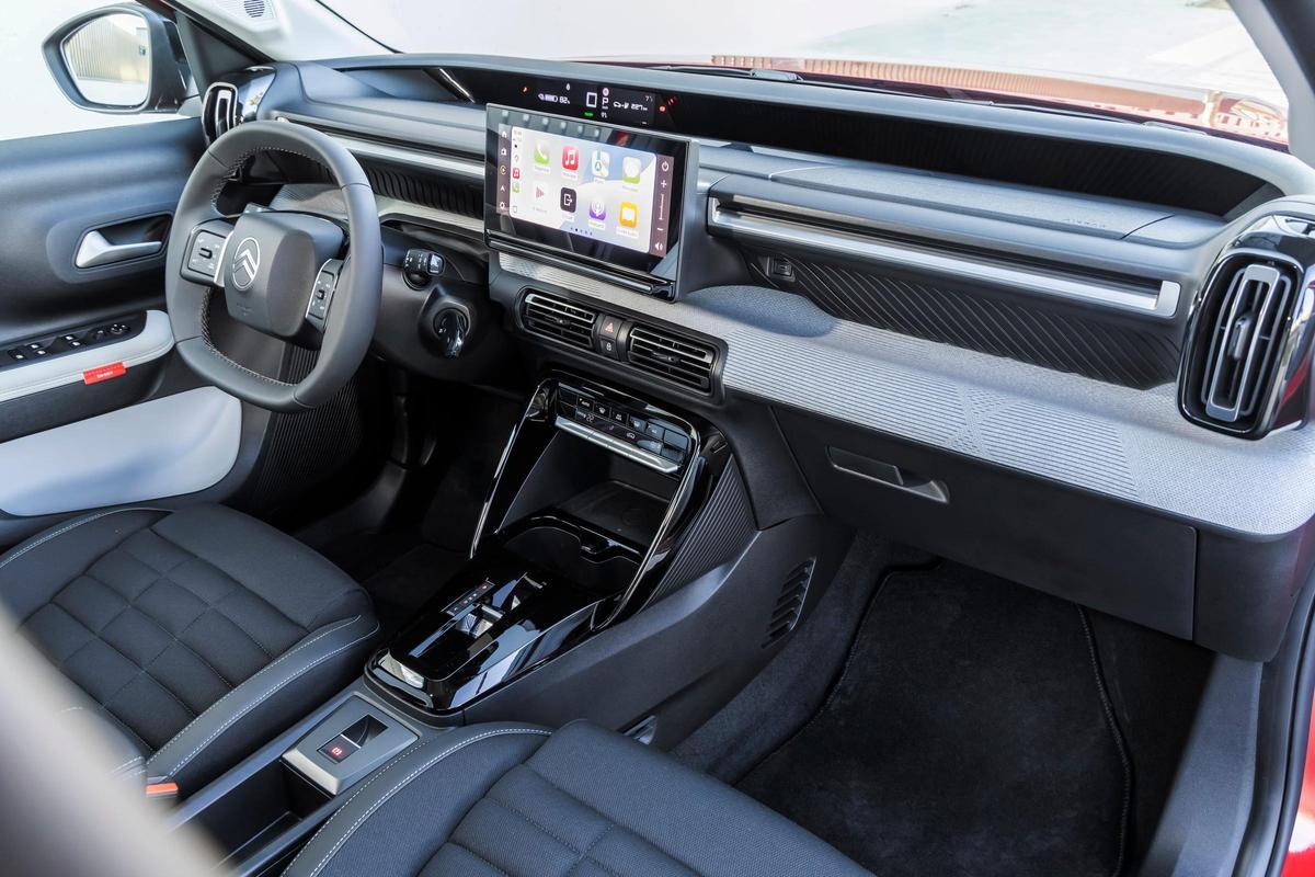 Mediante la nueva arquitectura C-Zen Lounge, el diseño interior de Citroën busca reducir la carga mental del conductor dando una nueva dimensión a los mandos, la modularidad y el acceso