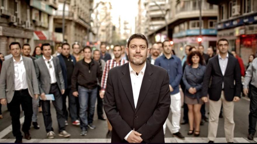 Miguel Sánchez, en el centro, rodeado de personas que participan en el vídeo.