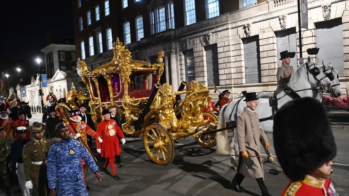 Momento crucial para la monarquía británica: entre la indiferencia y la necesidad de reformas.