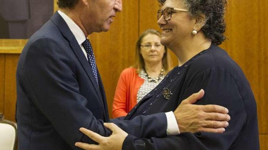 Feijóo felicita a la nueva Valedora, ayer, en Santiago. // Óscar Corral