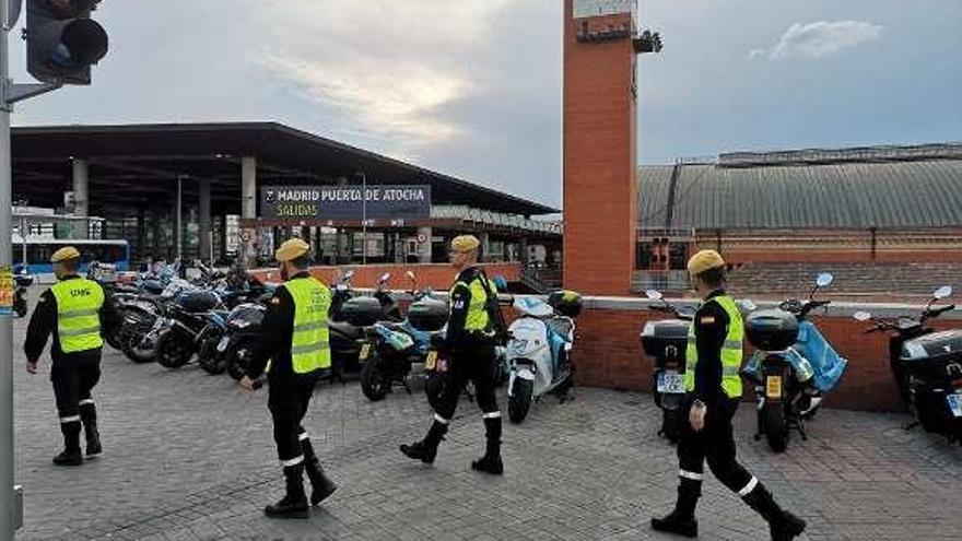 Militares de la UME desplegados ayer en la estación de Atocha. // E.P.