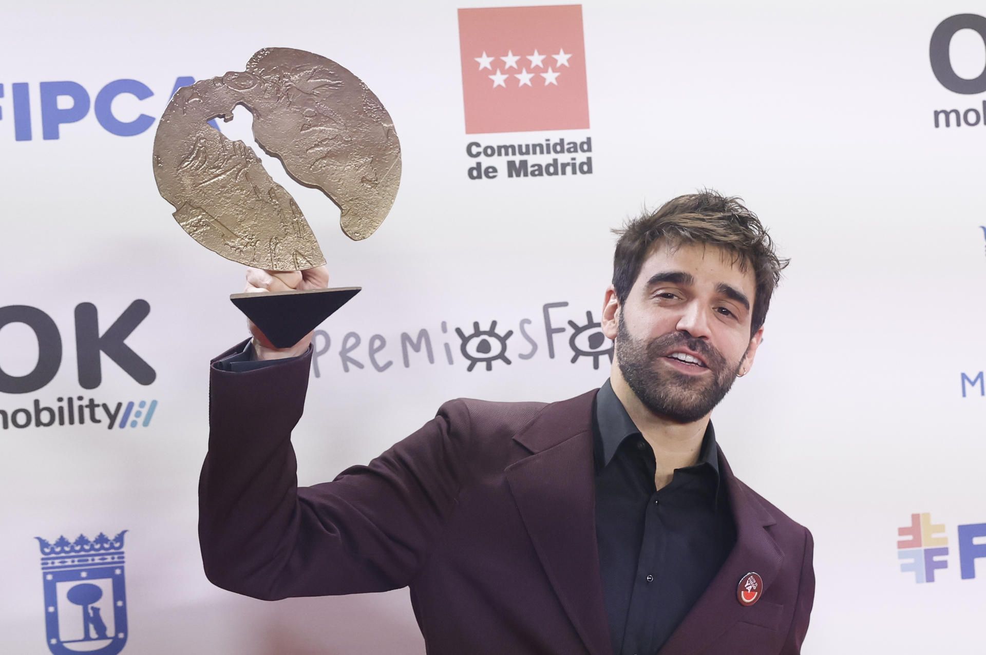 El actor David Verdaguer posa con el premio a ´Mejor interpretación masculina´ por su trabajo en ´Saben Aquell´ durante la gala de entrega de los Premios Forqué 2023.