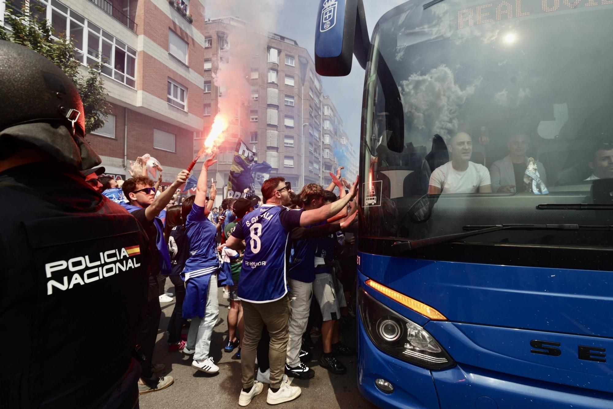 EN IMÁGENES: Ambientazo en la valiosa victoria del Oviedo contra el Zaragoza