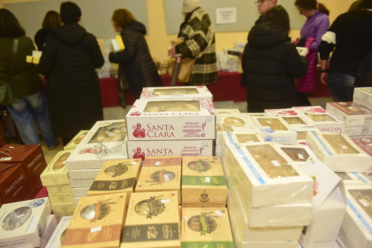 Gente de todas las edades pasean buscando dulces