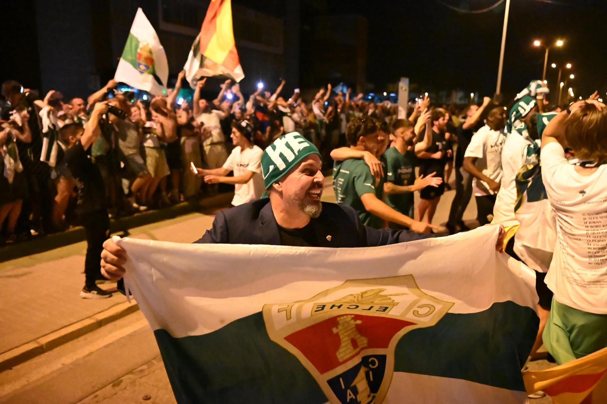 La afición del Elche recibe a los héroes del ascenso a su llegada al Martínez Valero