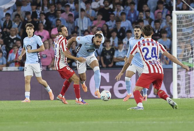 El delantero del Celta Borja Iglesias (c) escapa de Koke (2-i), del Atlético, durante el partido.