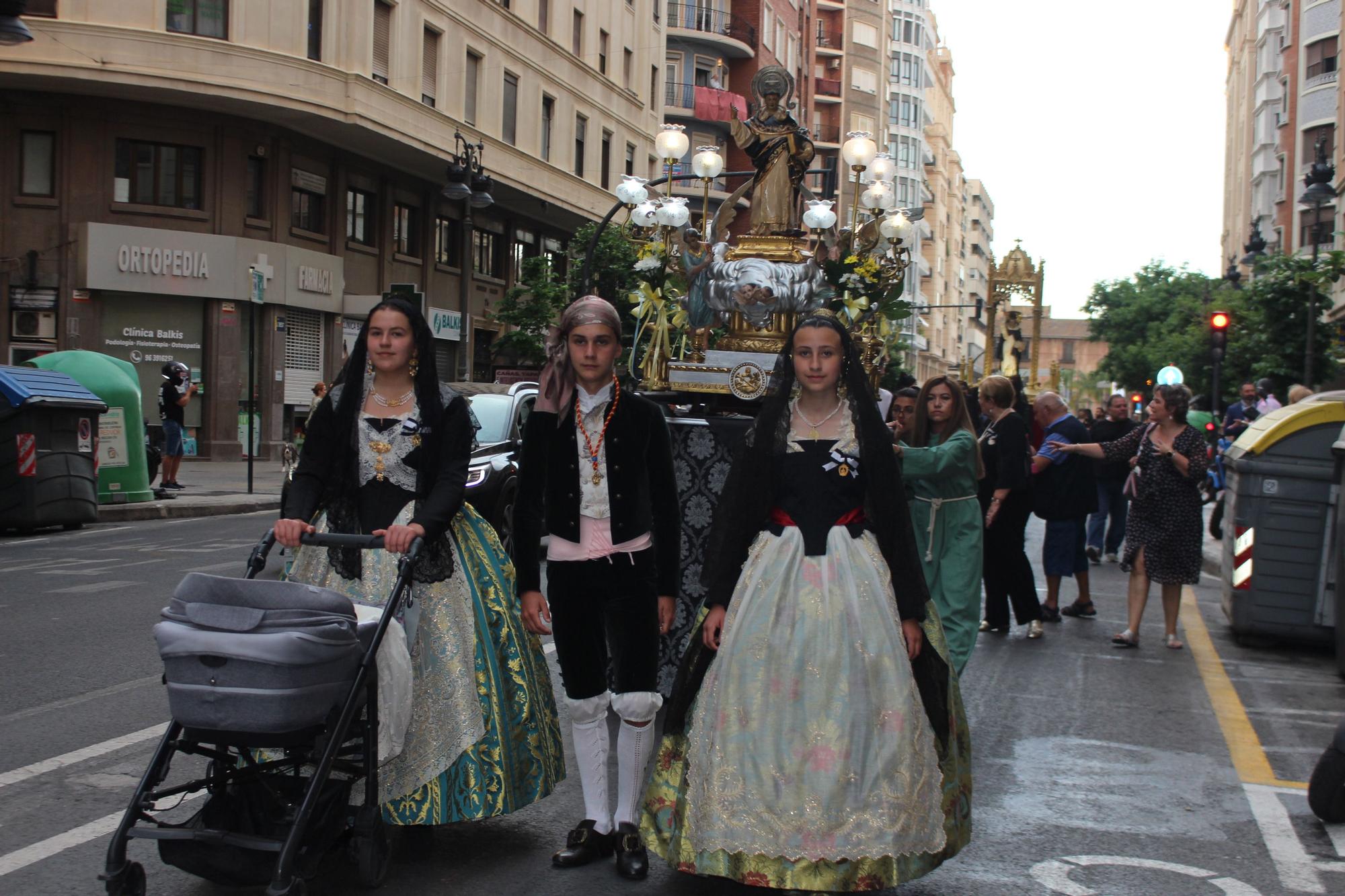 La calle San Vicente acoge la procesión "dels Xiquets" con tres generaciones falleras