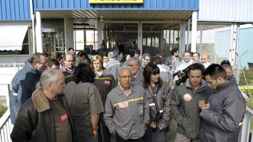 Delegados sindicales de Renault han comenzado hoy un encierro en las fábricas de Palencia, Valladolid (en la imagen) y Sevilla, en defensa del mantenimiento de la actividad en la factoría vallisoletana de Carrocería y Montaje.