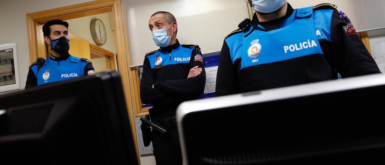 Jonathan Izquierdo, Santiago Osorio y Manuel Cabrera, de la Policía Local avilesina.