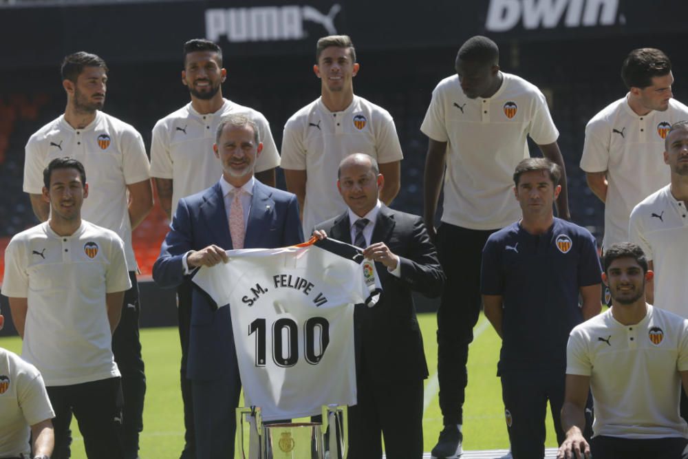 El rey Felipe VI felicita a la plantilla del Valencia CF por conseguir la Copa