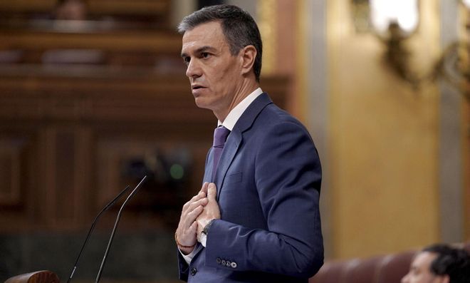 Sánchez es presenta com un «polític net», rebutja llançar la tovallola i ofereix als socis l’«impuls més gran contra la corrupció»