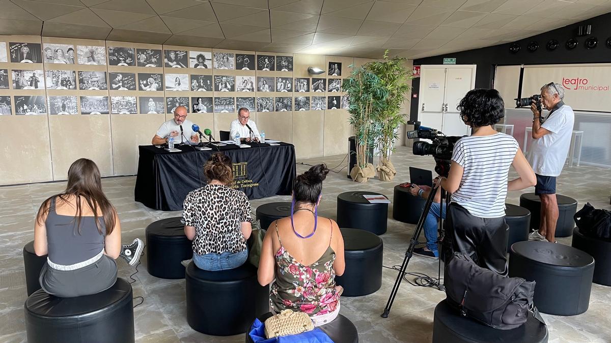 Antonio Quesada y Manuel Esteban Moreno presentaron la programación en el ambigú del Teatro Municipal