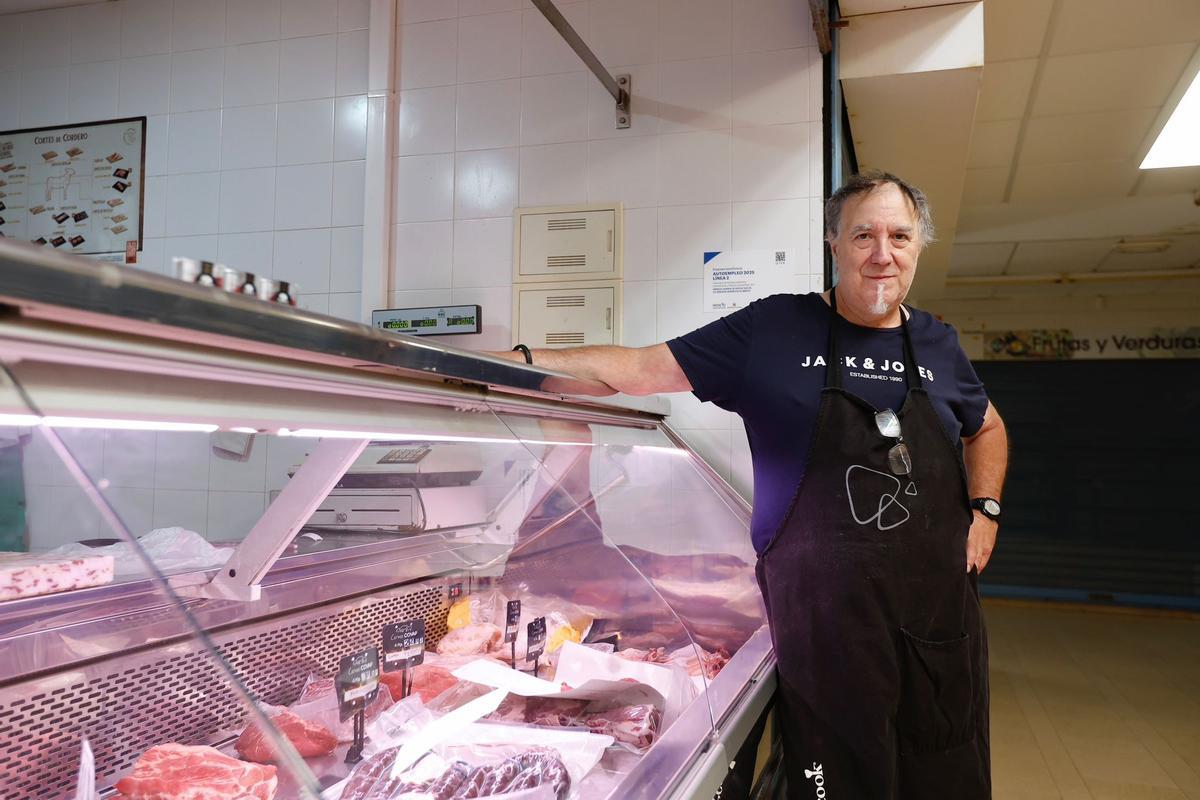Rafael Jiménez, el último carnicero del mercado de El Naranjo, junto a su puesto.