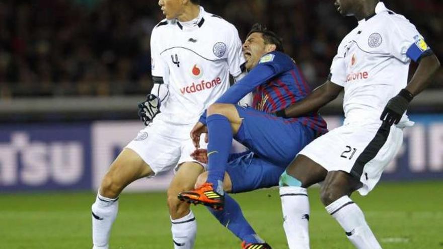 David Villa, entre dos jugadores del Al-Sadd, en el momento de lesionarse ayer. / kim kyung-hoon/ reuters