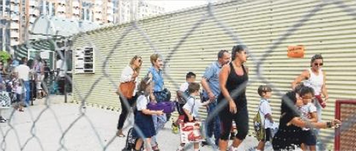Primer día de clase en el CEIP 103, el único colegio público hecho de barracones.