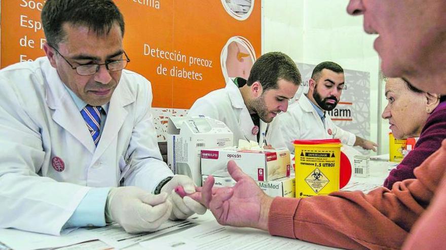 Carpa instalada en la plaza de La Candelaria para realizar un cribado preventivo de la diabetes. | | EL DÍA