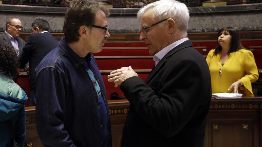 Ribó habla con Grezzi en el salón de plenos de València.